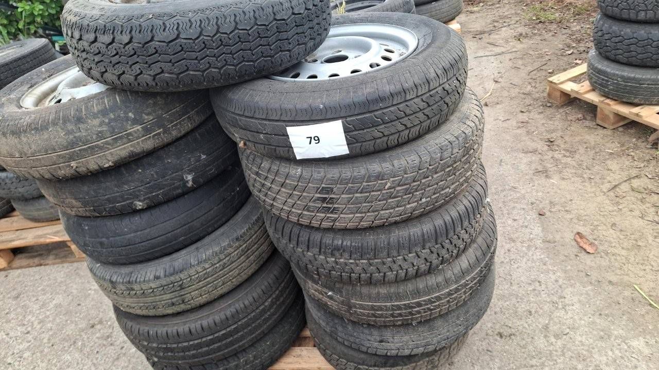 Lote de pneus variados com aros, 13 peças