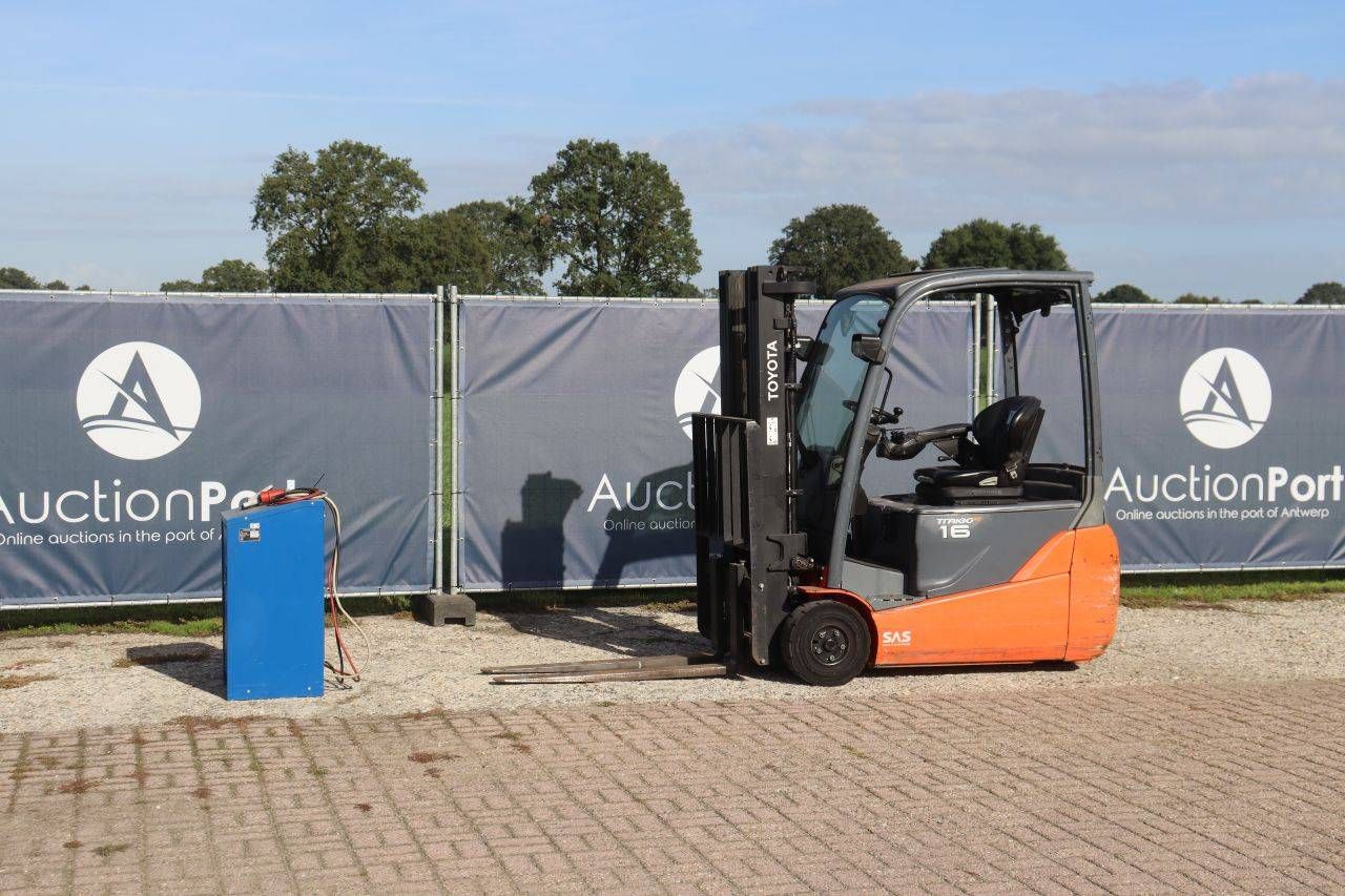 Carrello elevatore elettrico Toyota 8FBET16, portata 1600 kg, altezza di sollevamento 4,5 m, anno 2014.