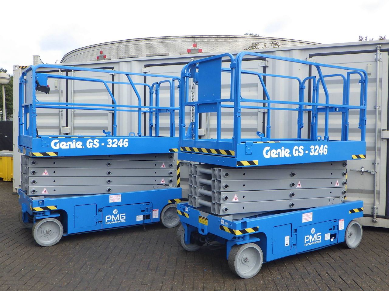 2x Scissor lift Genie GS-3246 Electric 11.75m 2015/2013