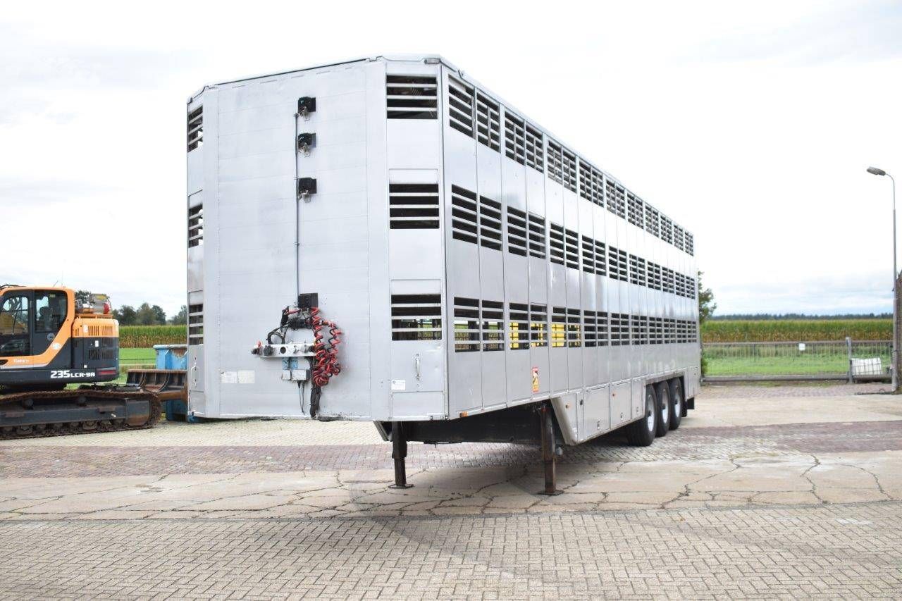 Livestock trailer Cuppers 3 Deks LVO 12-27AL