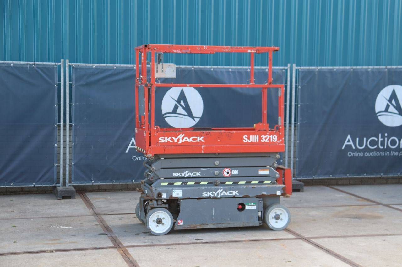 Piattaforma aerea elettrica a forbice Skyjack SJIII-3219, portata 227 kg, altezza 7,8 m, anno 2017.