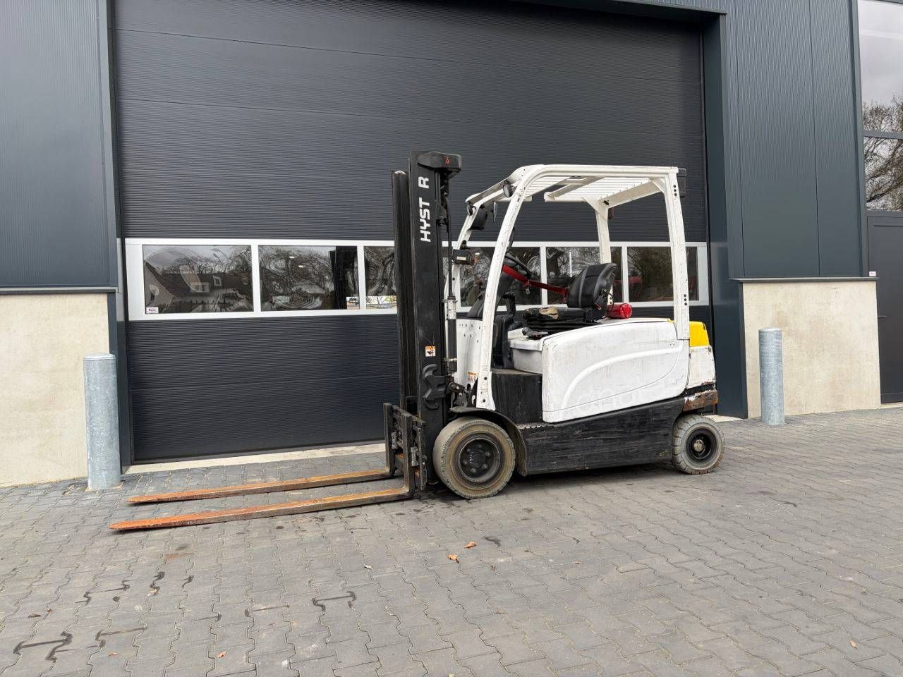 Hyster J2.5XN Electric Forklift 2450kg 3.79m 2016