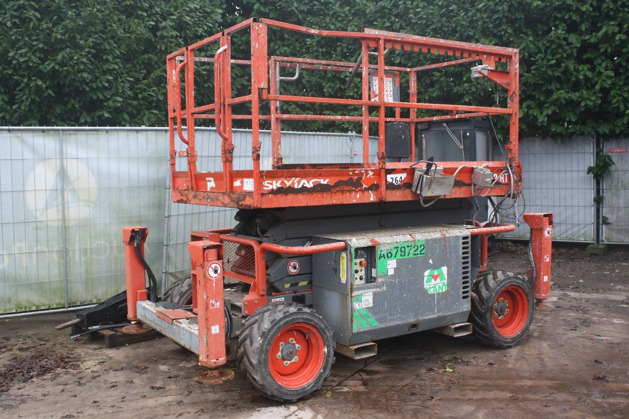 Scissor Lift Skyjack 6832RT Diesel 11.58m