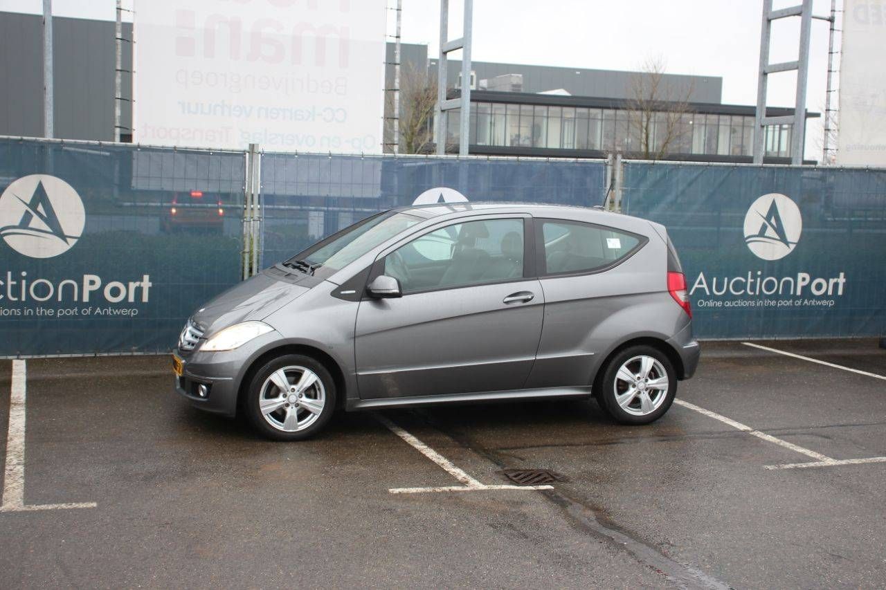 Passenger car Mercedes-Benz A 160 Petrol 95 hp 2010