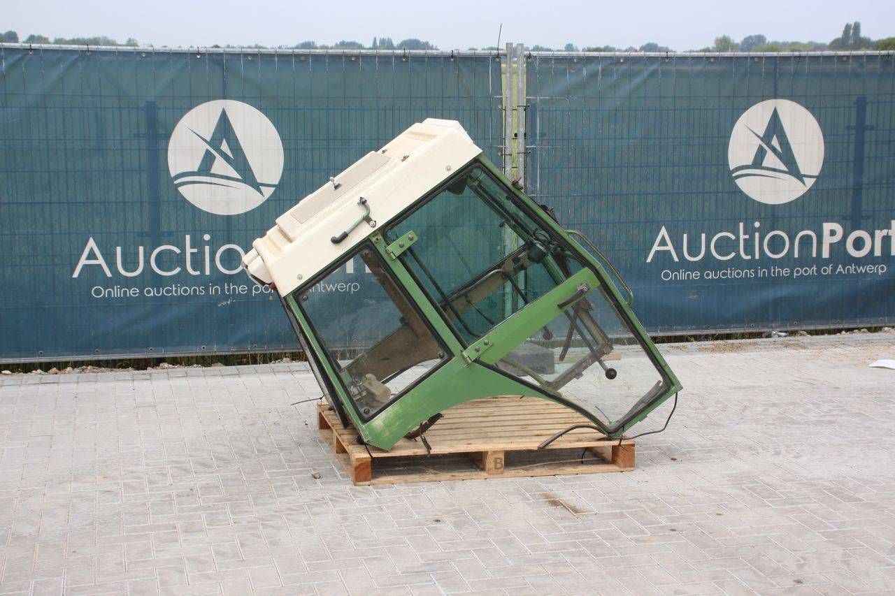 Cab for narrow-gauge tractor Fendt 260/270