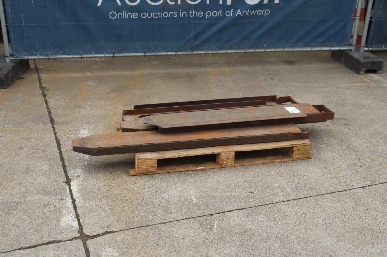 Set of forklift extension forks