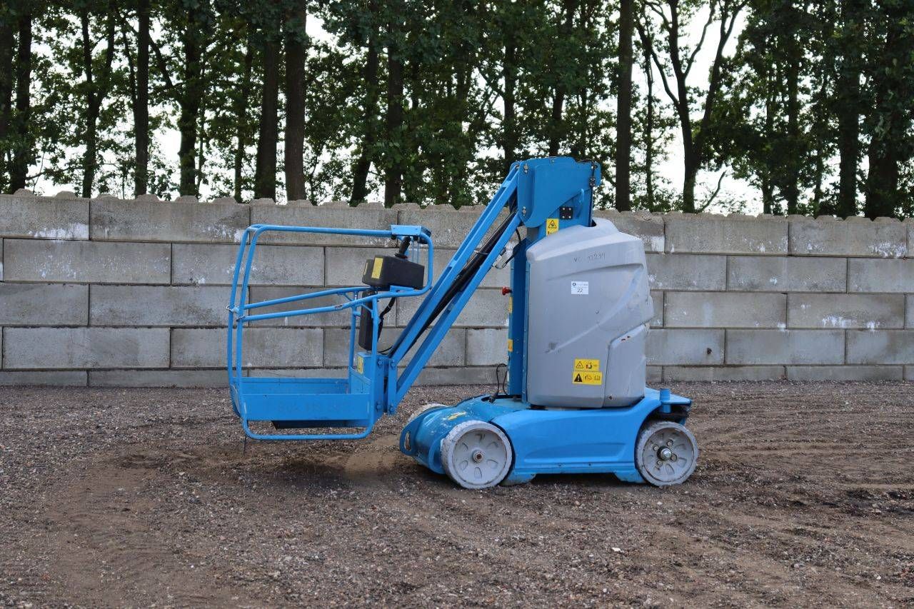 Piattaforma elevatrice elettrica a colonna Genie GR26J, portata 200 kg, altezza 9,9 m, anno 2015.