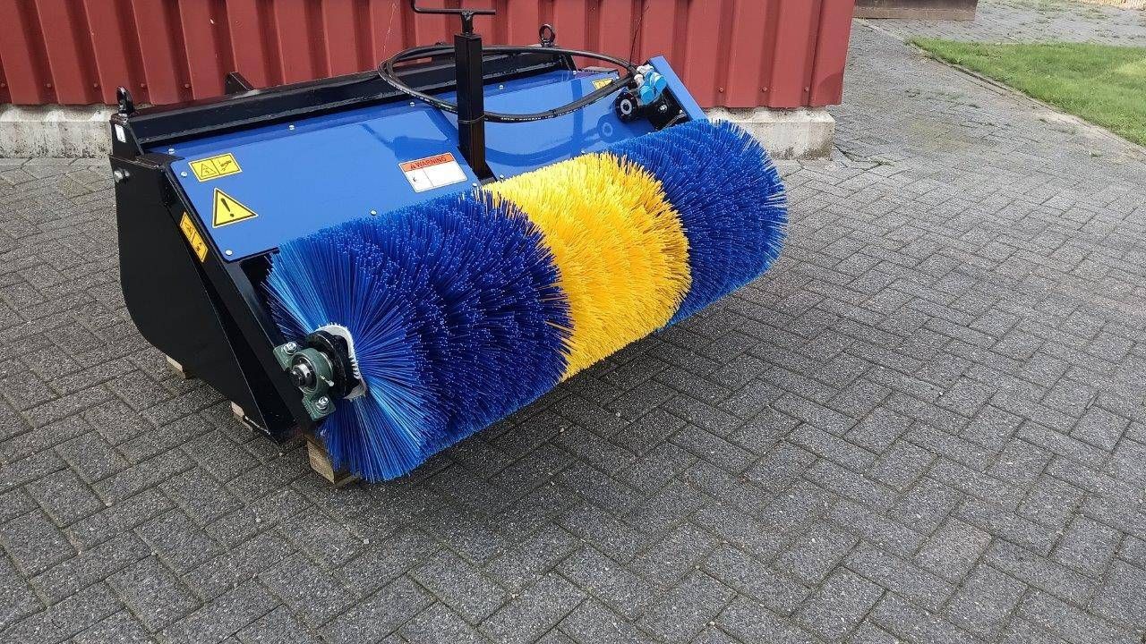 Volume bin N003016 with hydraulic sweeping brush