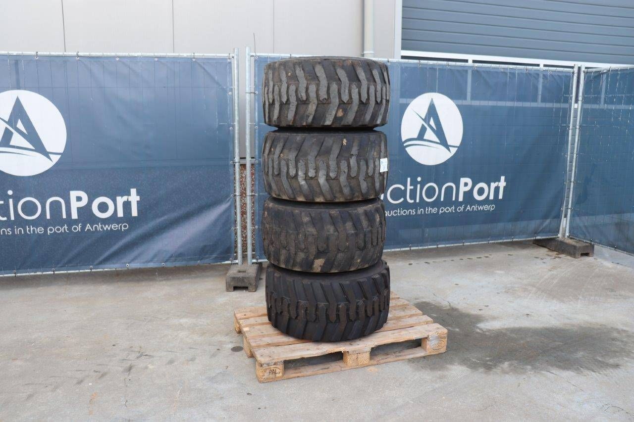 Weidemann Tire Set 31X15.5-15 NHS