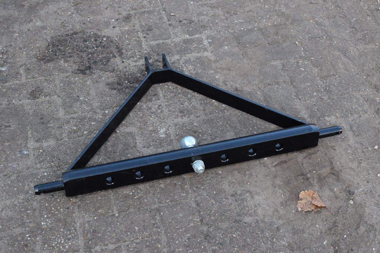 Three-point hitch with ball
