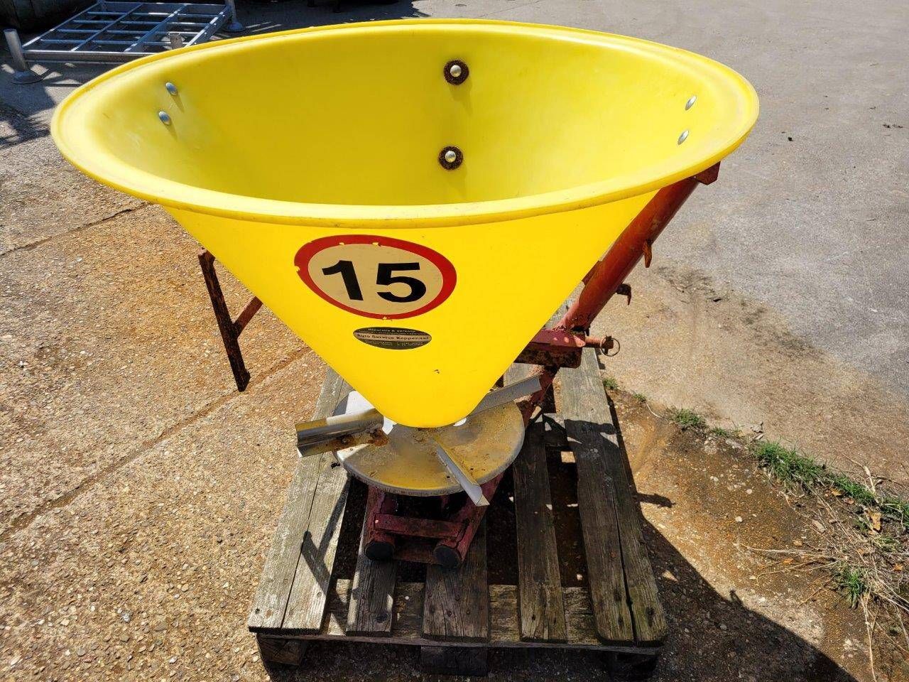 Fertilizer spreader Jarmet N 020 2012