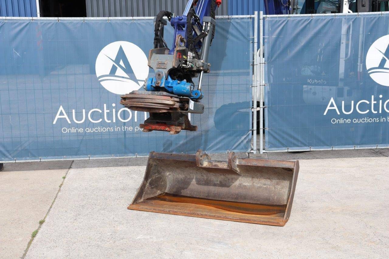 Tiltrotator CW10 with excavator bucket