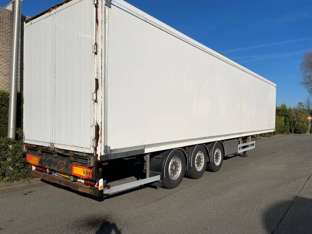 Closed Semi-trailer Pacton T3-009 2007