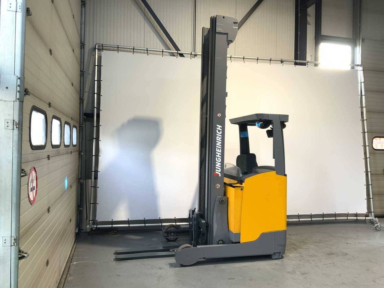Reach truck Jungheinrich ETV 216 Electric 1600kg 9.41m 2017