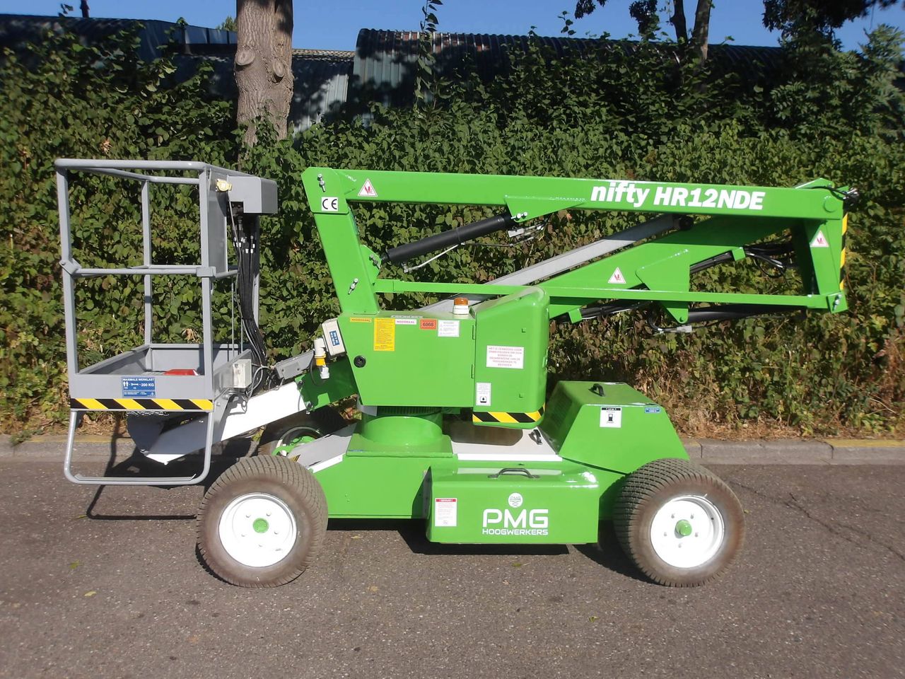 Nifty HR12NDE Bi-energy Articulated Boom Lift 12.20m 2014