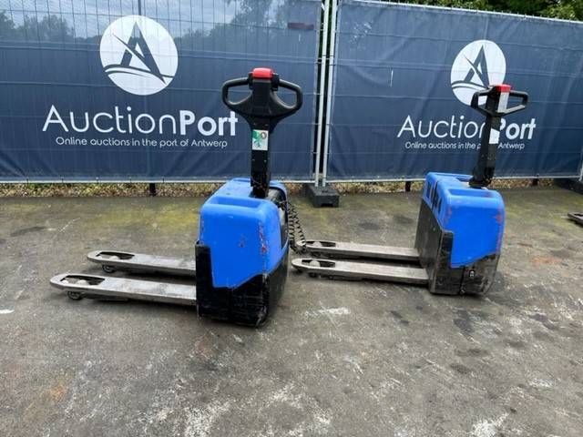 Charge von Palettenhubwagen BT LWE130 Elektro 1300 kg 