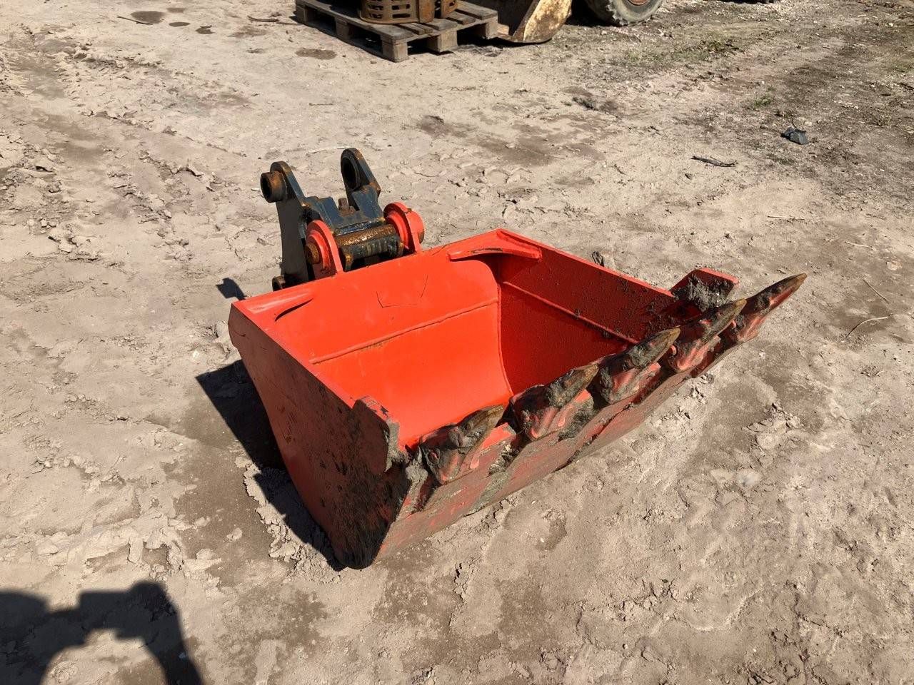 Excavator bucket with quick coupler