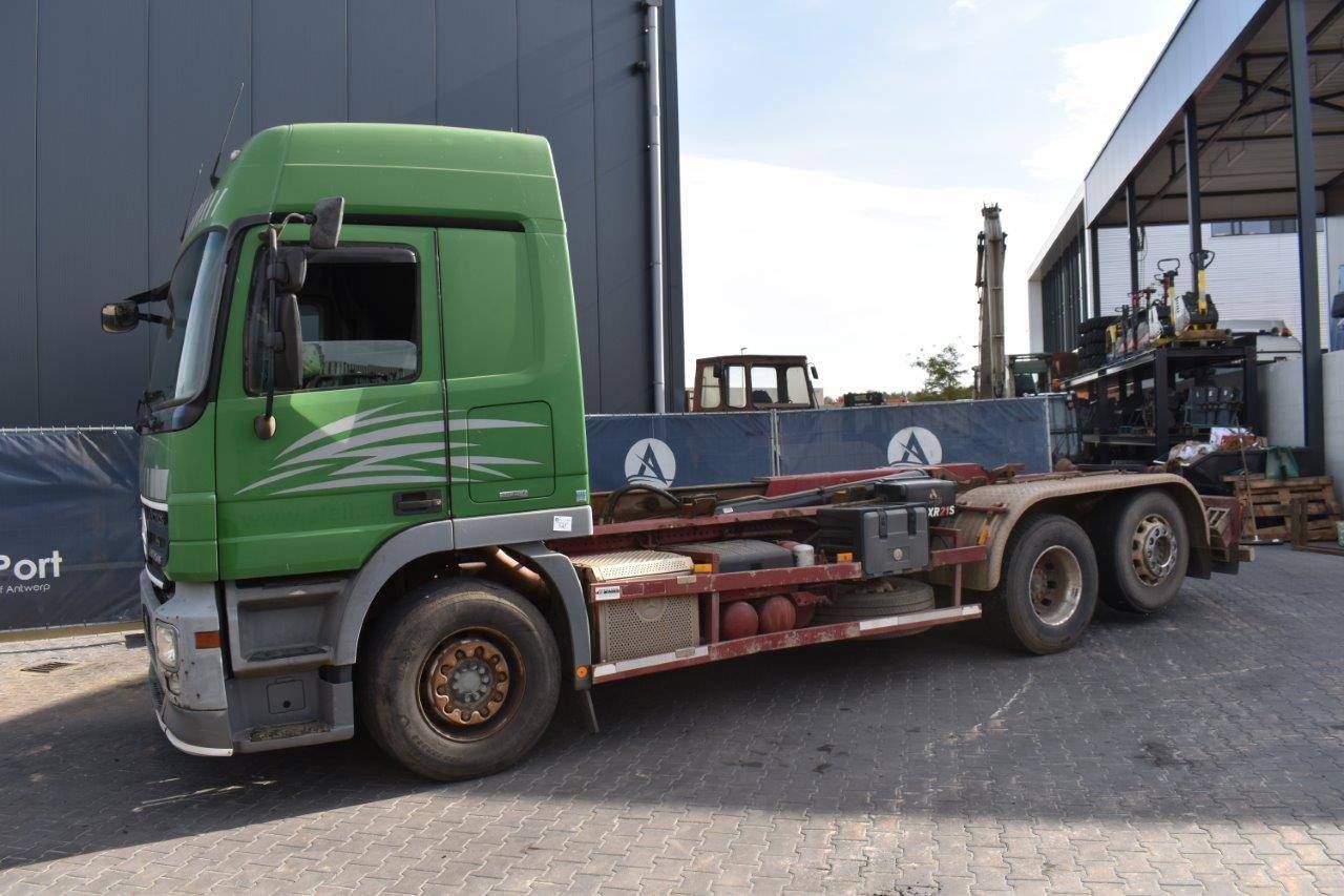 Truck with Hook arm system Mercedes-Benz 930.20 Diesel 