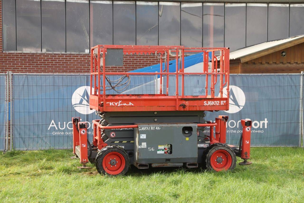 Piattaforma aerea a forbice diesel Skyjack SJ6832RT, portata 454 kg, altezza 11,7 m, anno 2016.