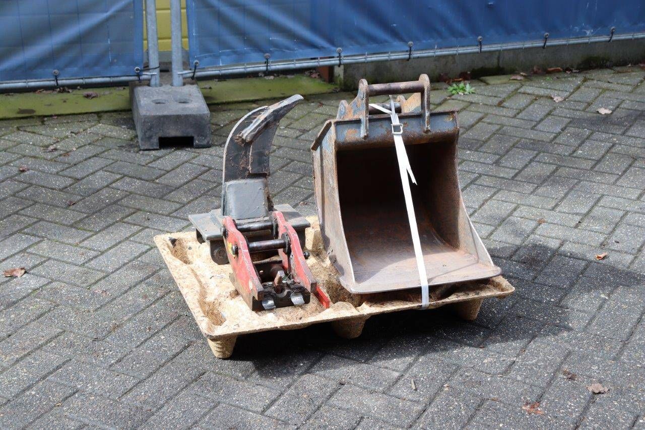 Quick coupler S30-150 with bucket and ripper