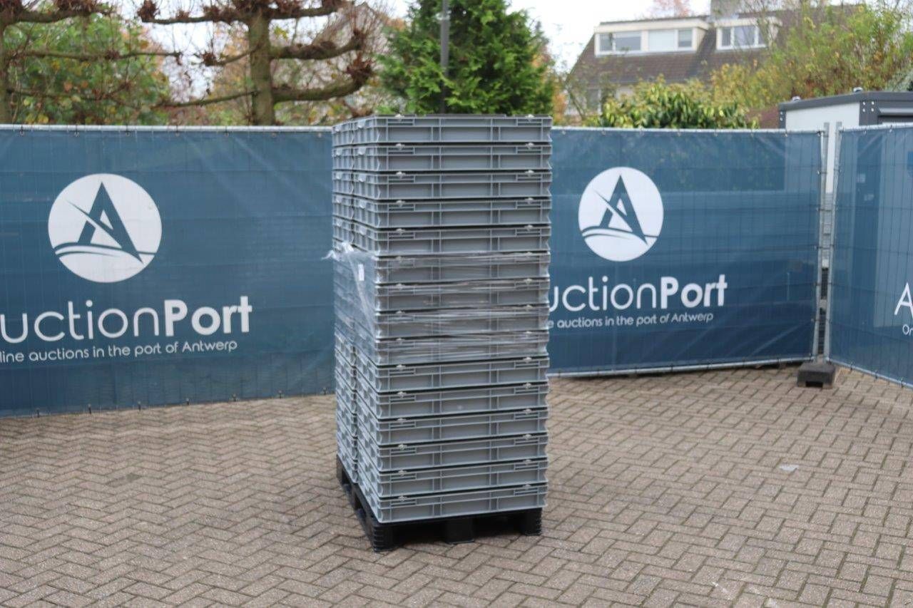 Batch of plastic boxes English-E-Line