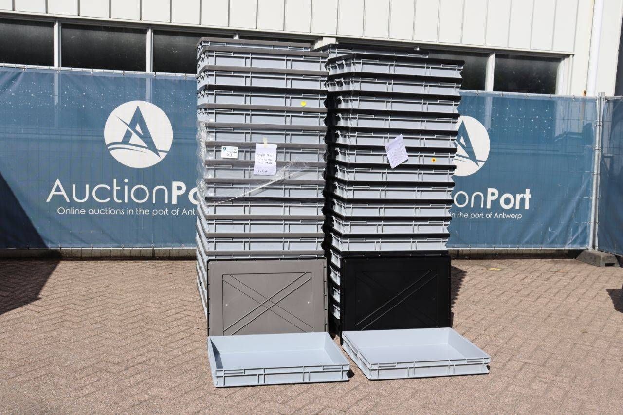 Batch of plastic boxes English 8612 