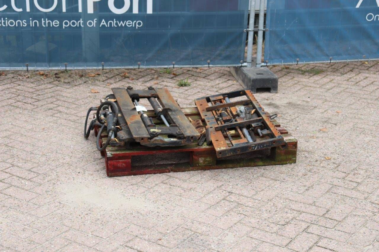 Automatic fork positioner and fork carriage