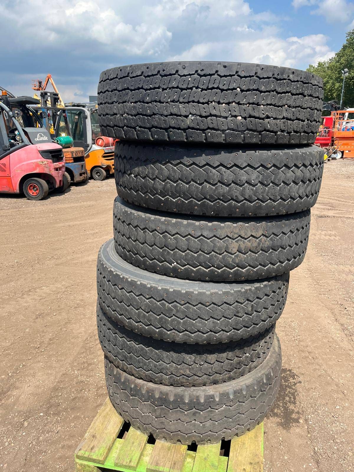 Lot Tires 275/70R 22.5 6 pieces