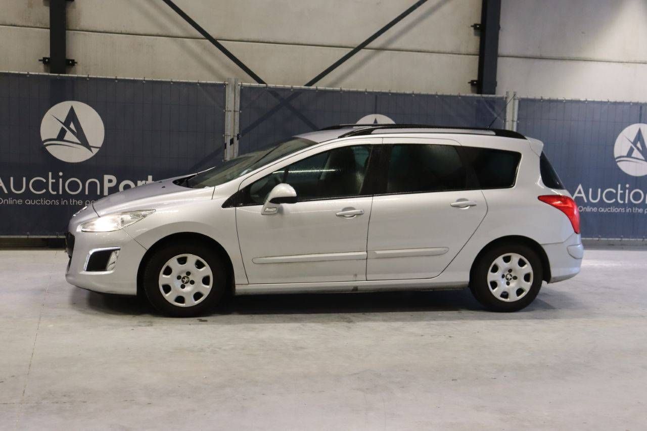 Passenger car Peugeot 308 Diesel 114 hp 2013