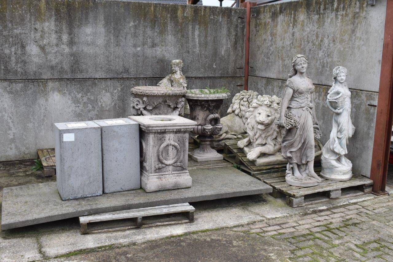 Garden statues (Marge)