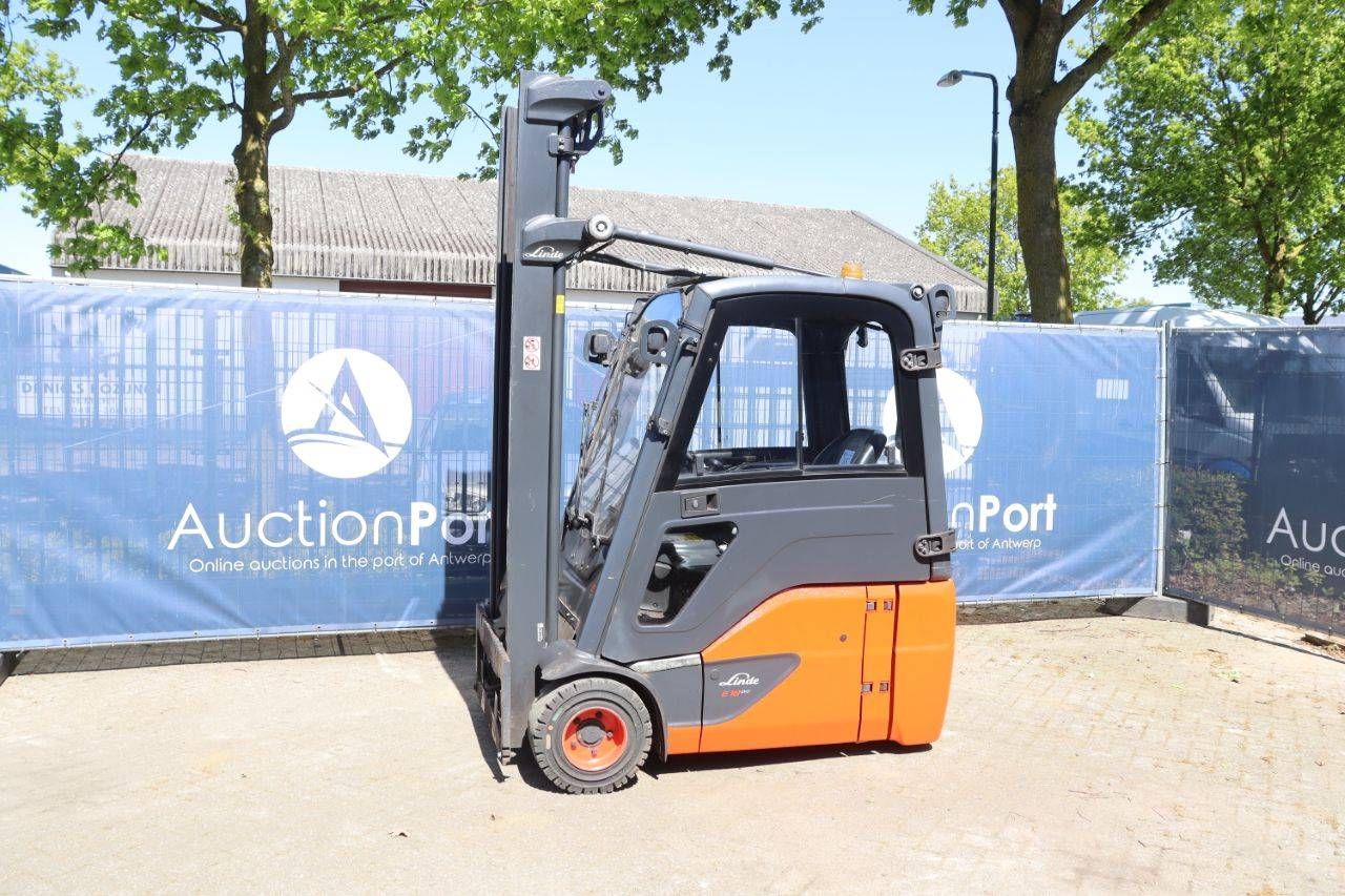 Carrello elevatore elettrico Linde E18, portata 1800 kg, altezza di sollevamento 4,25 m.