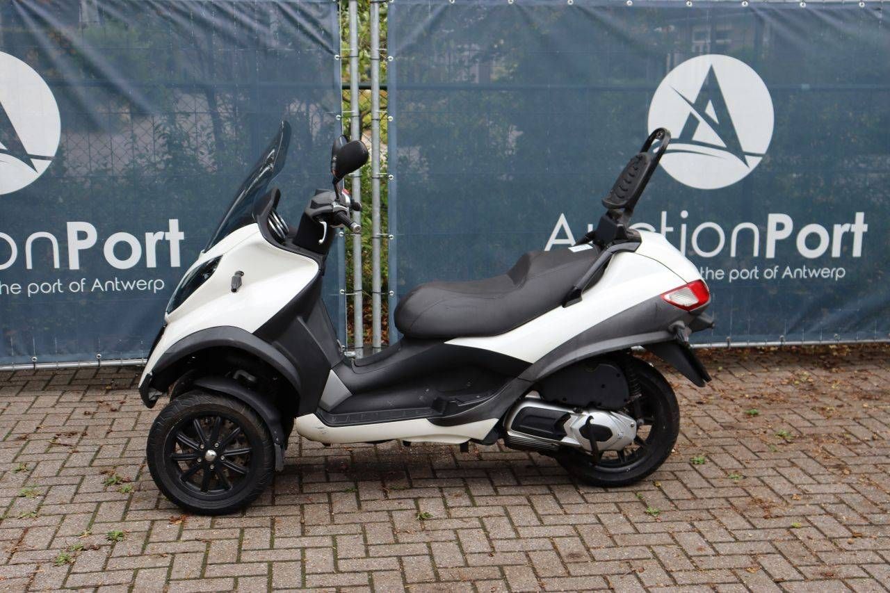 Scooter Piaggio M64 Petrol 2010 (Margin)