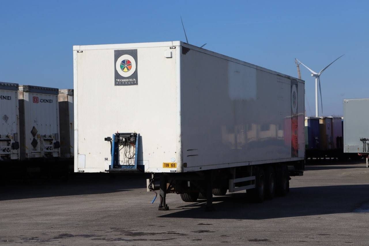 Closed Semi-trailer Pacton B3-001 2006
