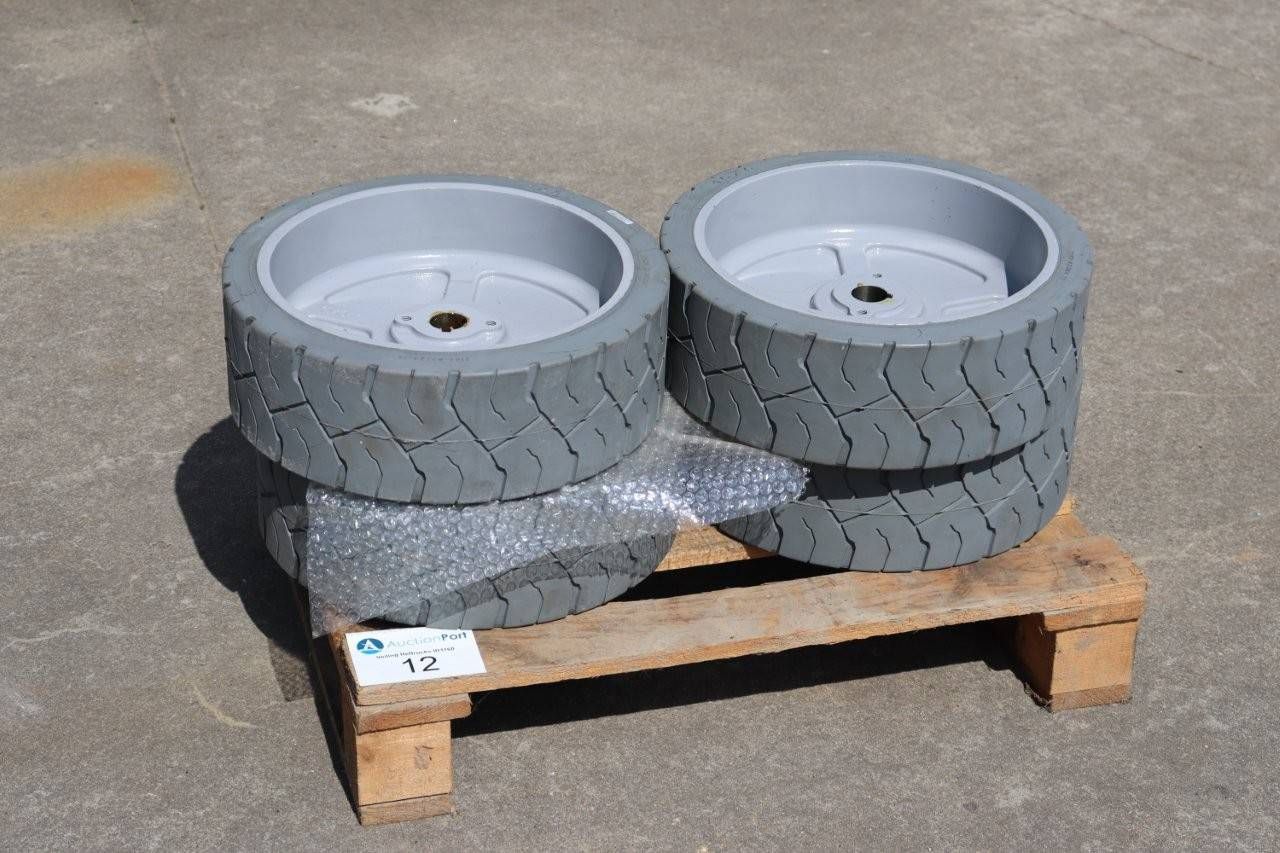 Lot of Aerial Work Platform Tires 15x5 for Genie