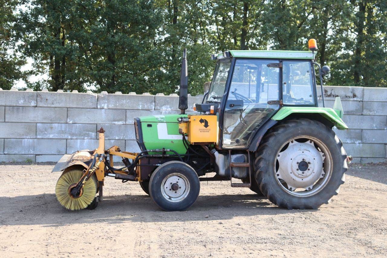 Tractor Deutz Fahr D1066/4-S Diesel 60hp with sweeping brush