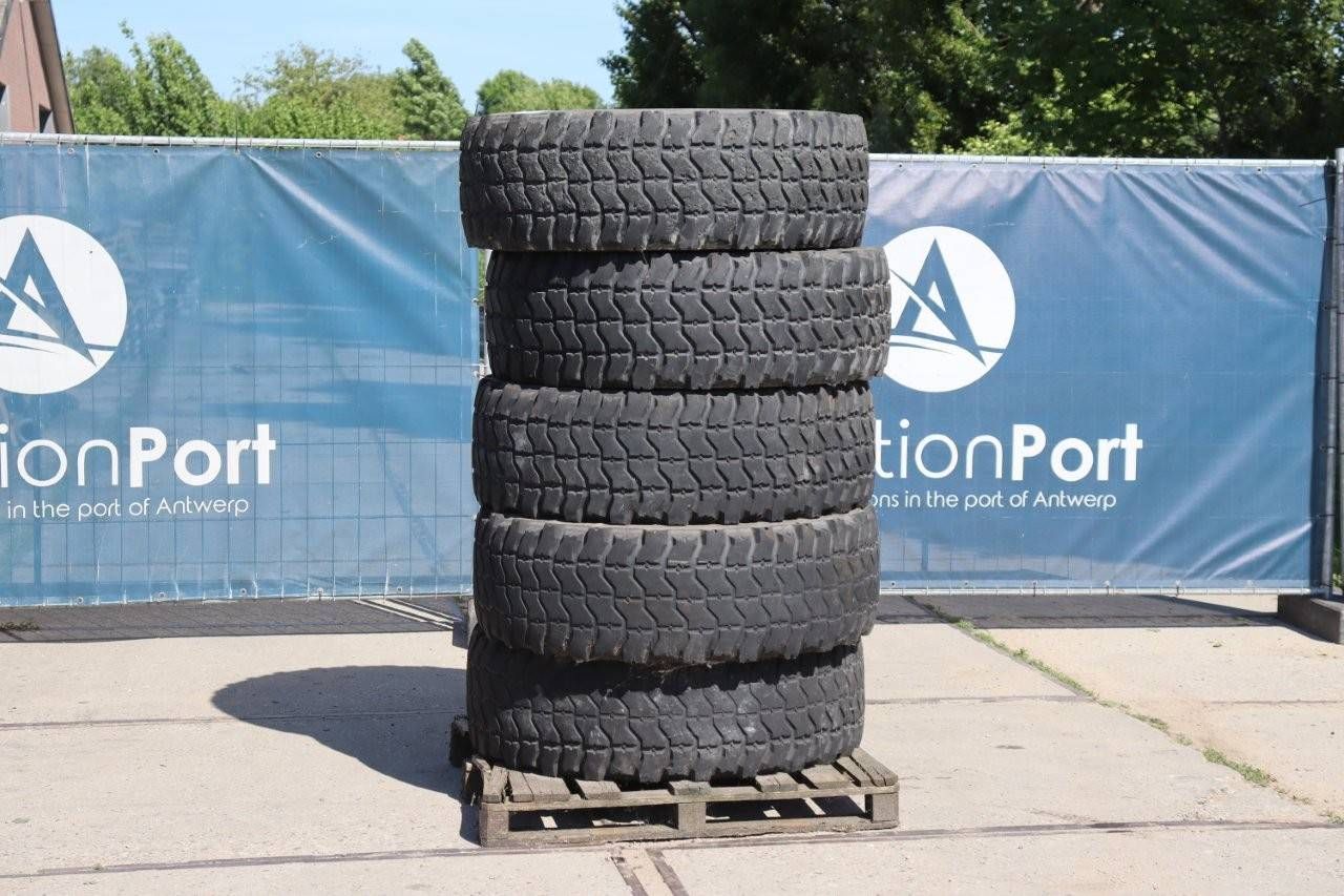 Set of tires Goodyear 395/85R20