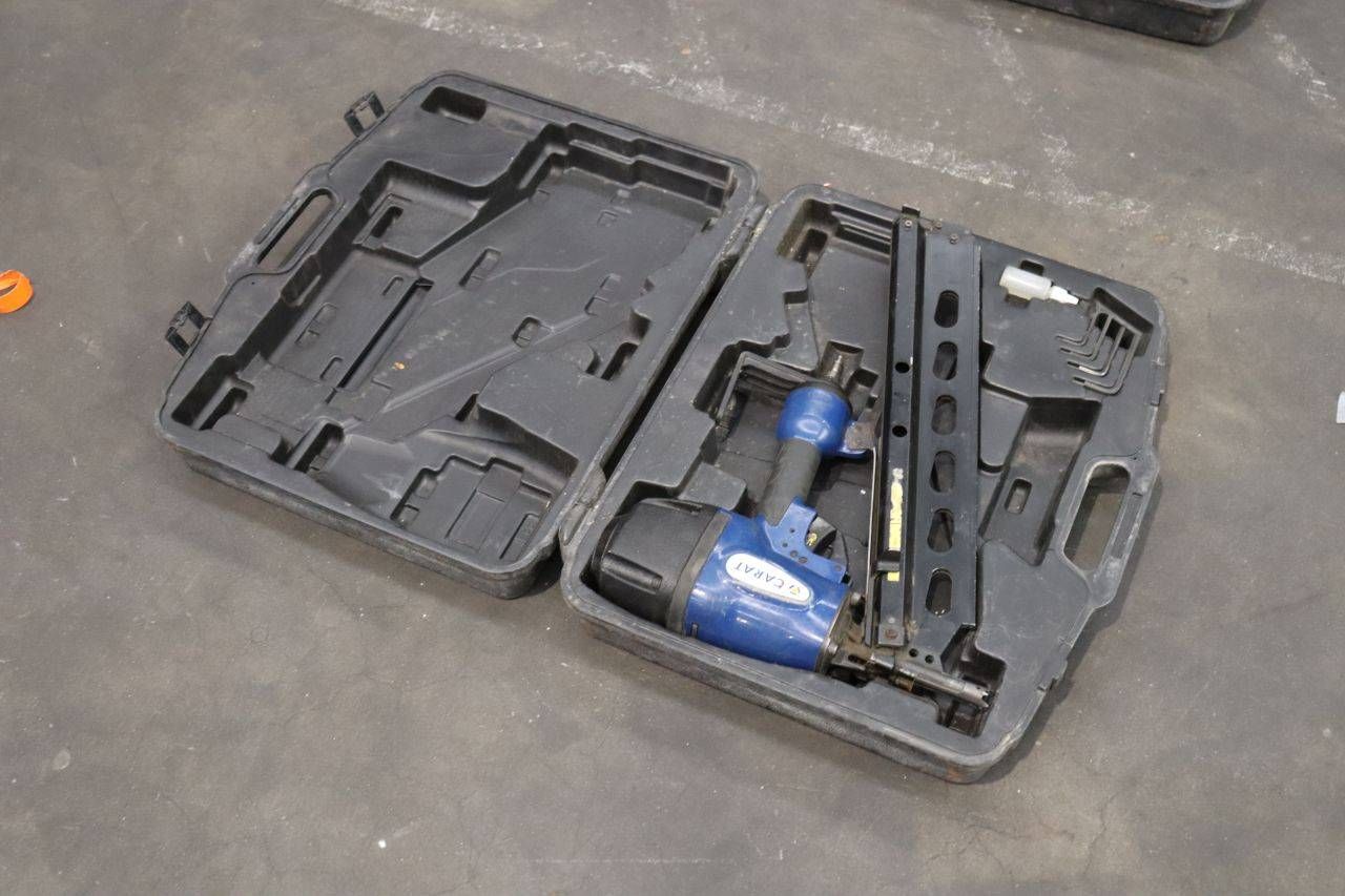 Pistola de clavos neumática de tira Carat en estuche