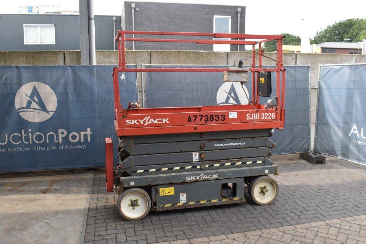 Scissor lift SkyJack SJ3226 Electric 10m