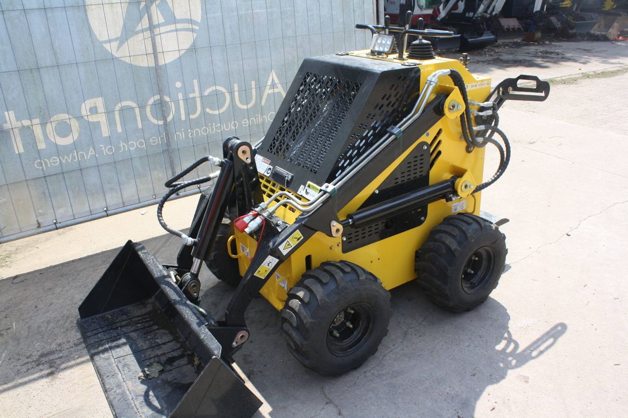 Carregadeira de direção deslizante Delano S360 a gasolina, 18 hp, ano 2026, nova e de demonstração.