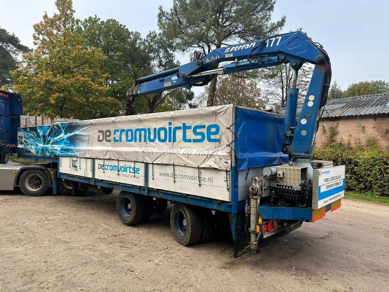 Open Semi-trailer Jumbo TO 200 ZSE 1993 with loading crane Ferarri