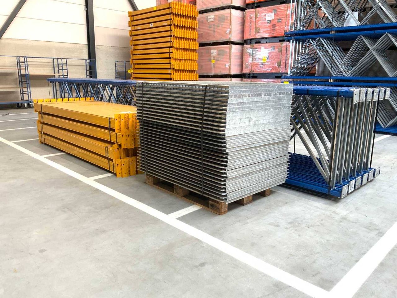 Pallet racking with grid inserts Jungheinrich MPB 12x100