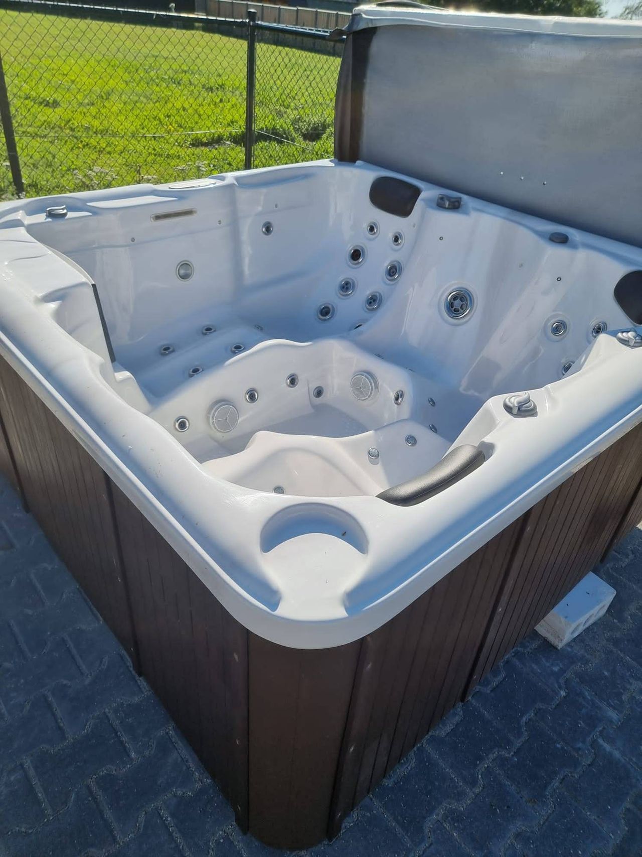 Jacuzzi Balbao 5p. 2.00 x 2.00 x 0.83m