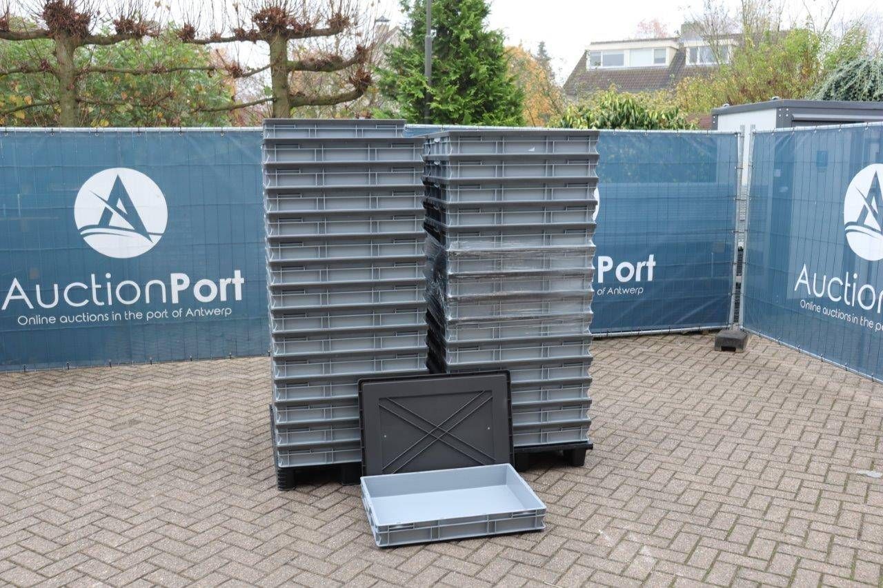 Batch of plastic boxes English-E-Line