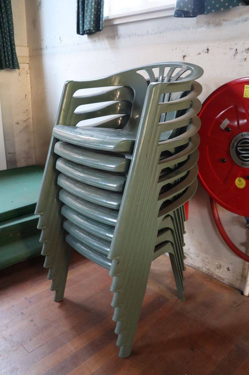 Batch of 8 stacking chairs