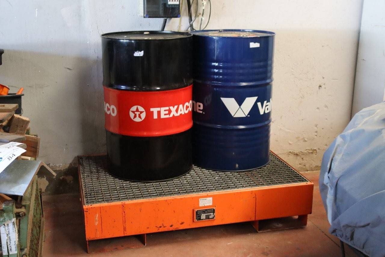 Texaco/Valvoline Oil Barrels (Margin)