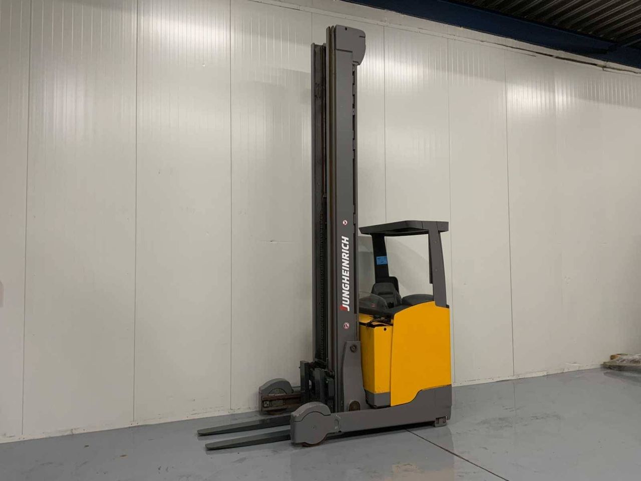 Reach truck Jungheinrich ETV 320 Electric 2000kg 10.7m 2017 