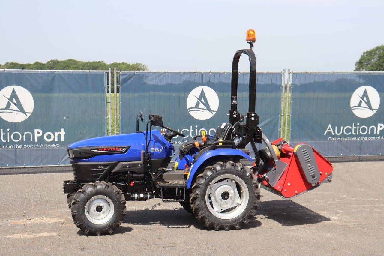 Trattore mini diesel Farmtrac 26H, nuovo, anno 2026, con trinciatrice a flagelli.