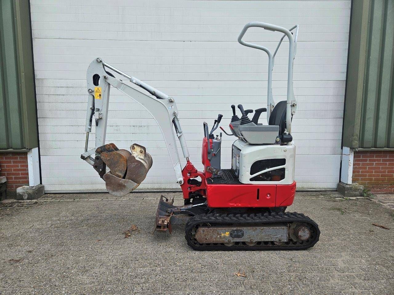 Mini digger Takeuchi TB210R Diesel 12hp 2017