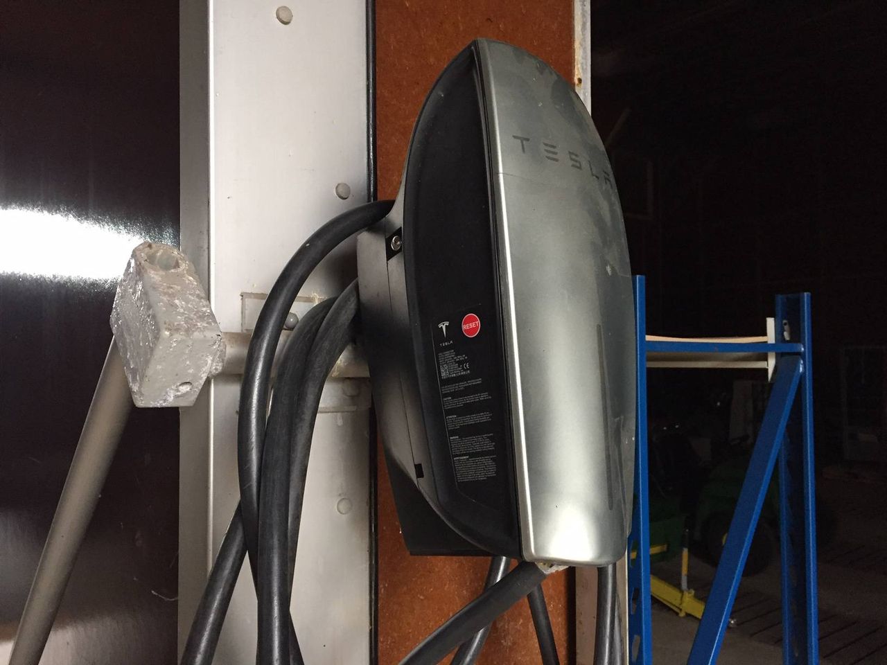 Tesla charging station (Margin)
