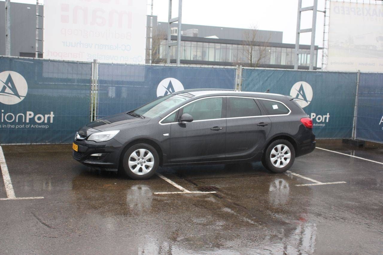 Station wagon Opel ASTRA Diesel 110 hp 2015
